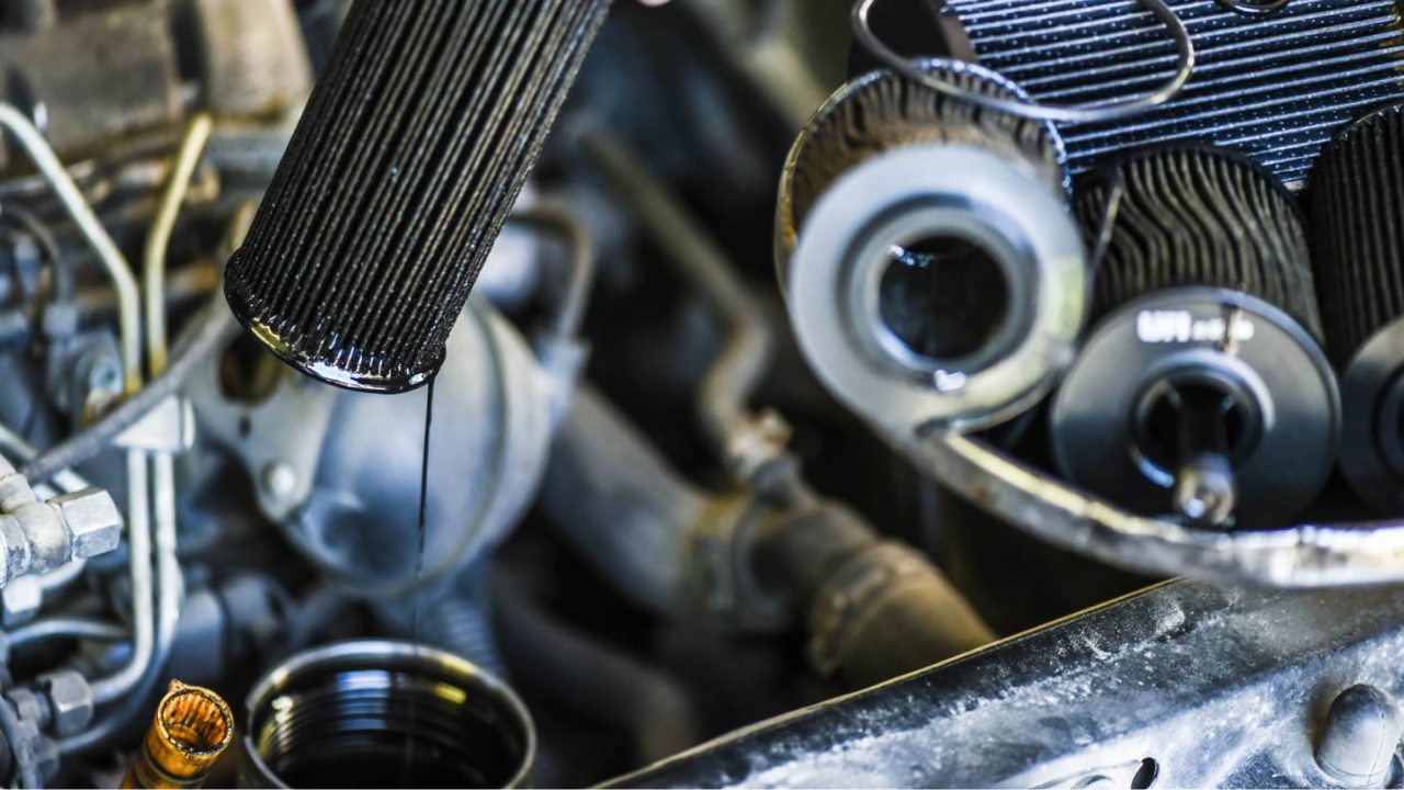 Lọc dầu máy nén khí đảm bảo dầu trong máy không lẫn tạp chất