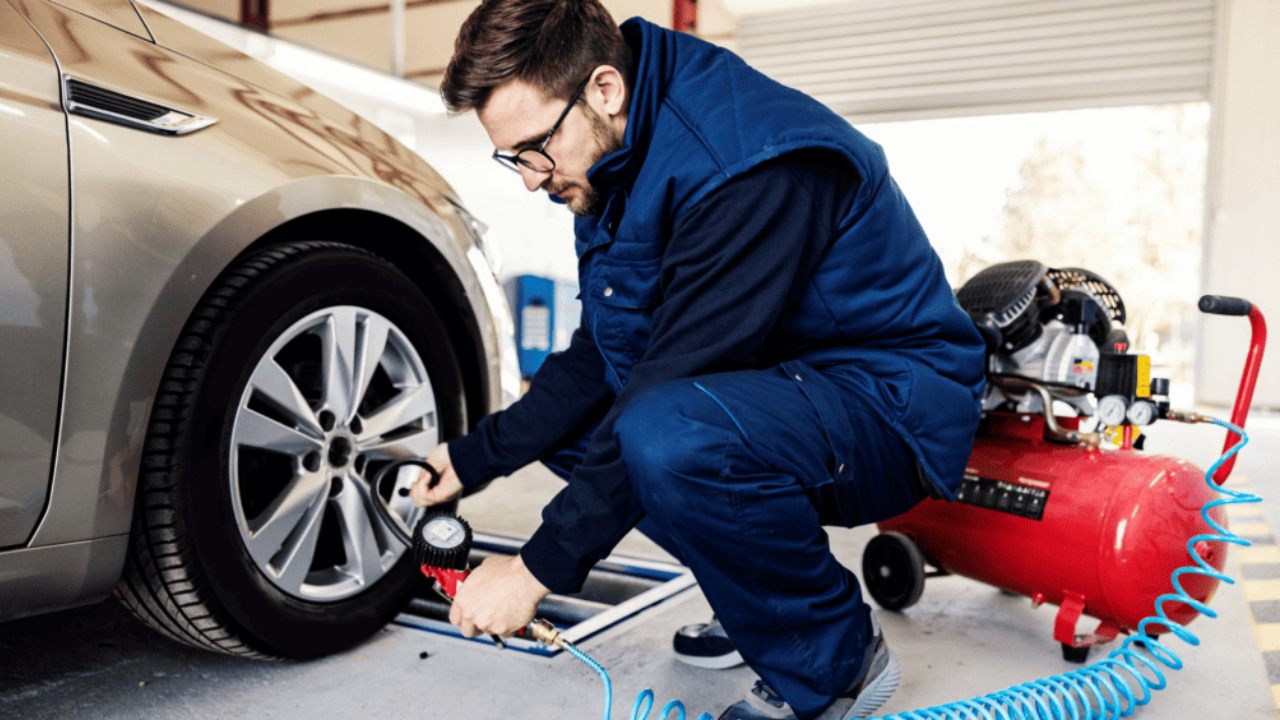 Máy nén khí mini 220V được sử dụng để bơm lốp xe hơi