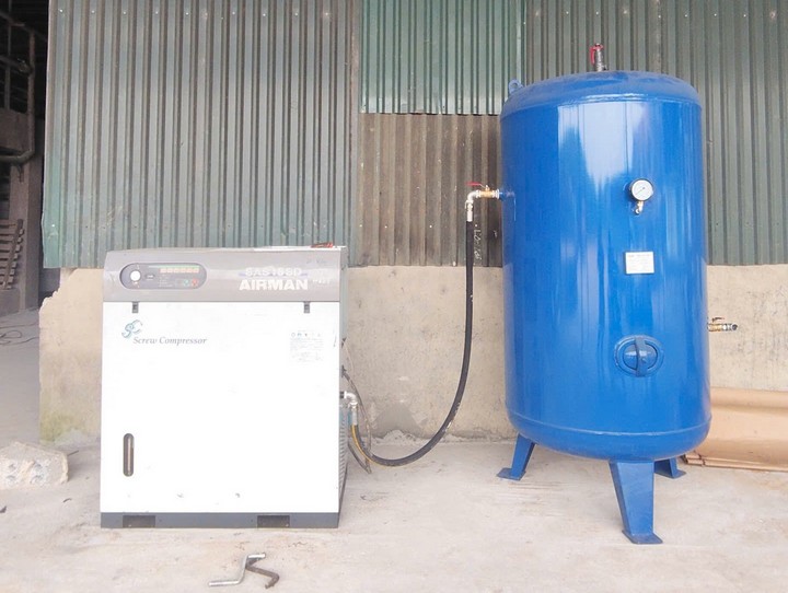 D&ograve;ng M&aacute;y n&eacute;n kh&iacute; Airman lu&ocirc;n được c&aacute;c doanh nghiệp thực phẩm ưu ti&ecirc;n lựa chọn nhờ c&aacute;c đặc điểm vượt trội:  Chất lượng Nhật Bản: Vận h&agrave;nh cực kỳ bền bỉ, &ecirc;m &aacute;i v&agrave; c&oacute; độ tin cậy rất cao, &iacute;t xảy ra sự cố hỏng h&oacute;c vặt.  Khả năng T&aacute;ch ẩm Ho&agrave;n hảo: M&aacute;y sấy đi k&egrave;m gi&uacute;p loại bỏ hơi nước triệt để, đảm bảo kh&iacute; n&eacute;n kh&ocirc; r&aacute;o, bảo vệ tinh bột kh&ocirc;ng bị bết d&iacute;nh hay hư hỏng do ẩm.  Tiết kiệm Điện năng: C&ocirc;ng nghệ trục v&iacute;t ti&ecirc;n tiến của Airman gi&uacute;p tối ưu h&oacute;a hiệu suất, giảm chi ph&iacute; tiền điện h&agrave;ng th&aacute;ng cho nh&agrave; m&aacute;y.  Thiết kế Th&acirc;n thiện: Hệ thống điều khiển th&ocirc;ng minh, dễ d&agrave;ng gi&aacute;m s&aacute;t c&aacute;c th&ocirc;ng số vận h&agrave;nh để đảm bảo an to&agrave;n cho d&acirc;y chuyền thực phẩm.