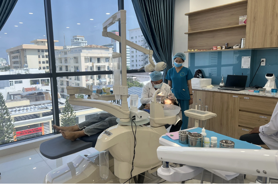 m&aacute;y n&eacute;n kh&iacute; trục v&iacute;t trong nha khoa