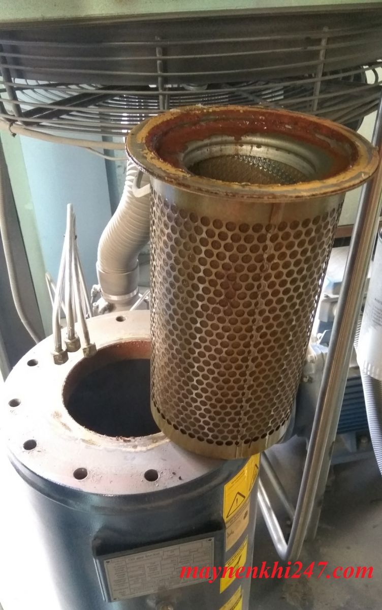 thay-loc-tach-may-nen-khi