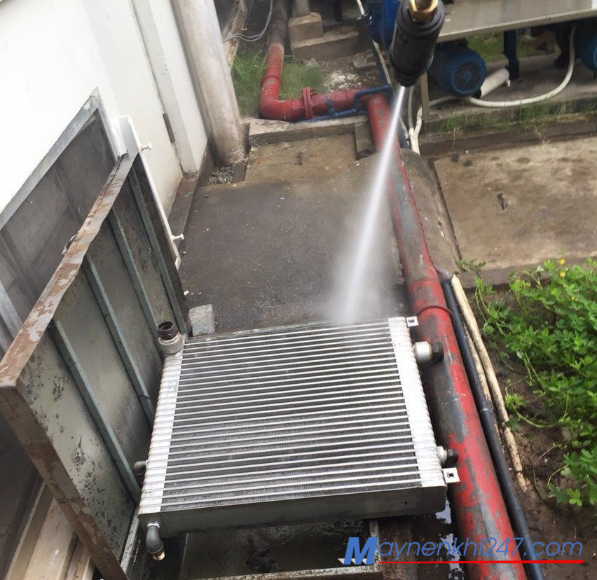 ve-sinh-gian-tan-nhiet-may-nen-khi-truc-vit